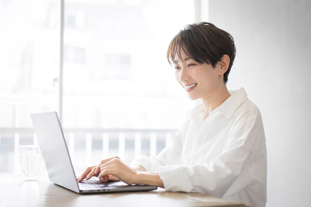 オフィスでPDF書類を扱うビジネスパーソン